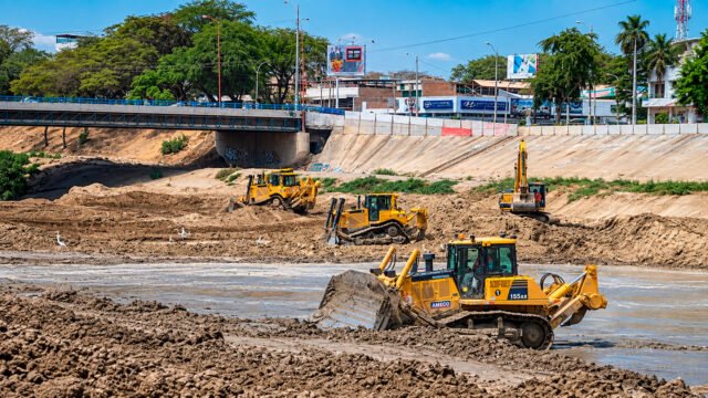 Trabajos de descolmatación del río Piura con maquinaria pesada en el cauce